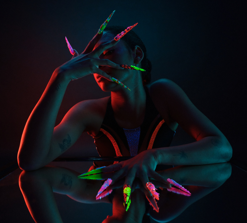 宝仕奥莎荧光效果美甲